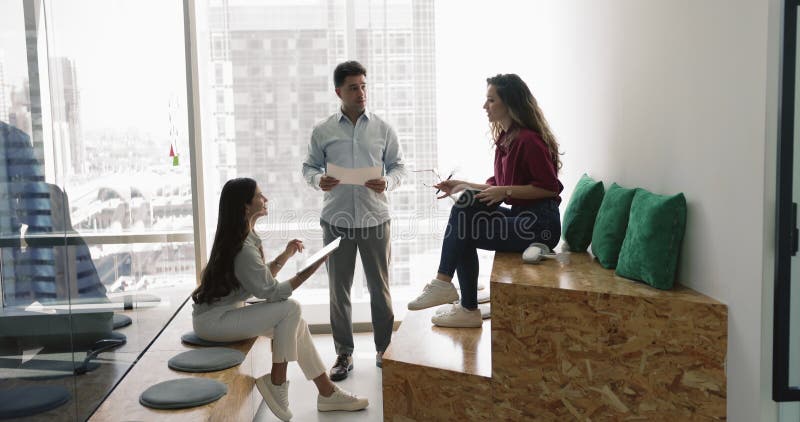 Diverso equipo de negocios de tres colegas que planifican el trabajo en equipo metrajes