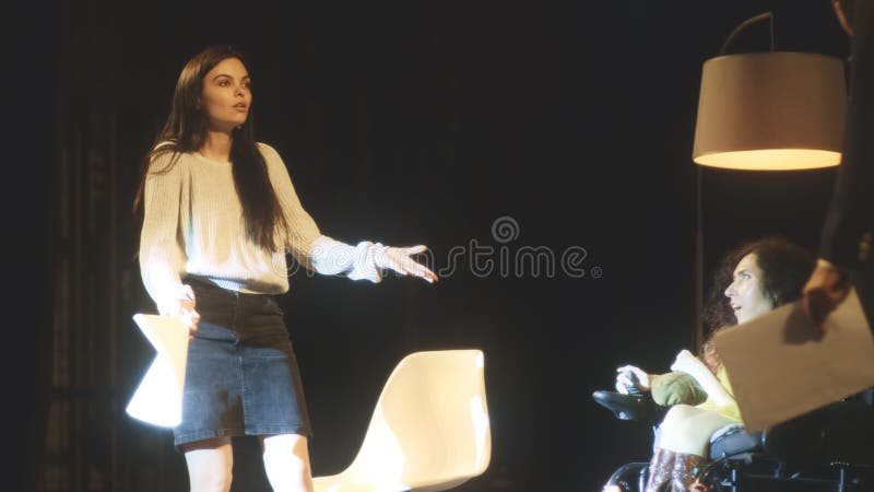 Diversos actores interpretando una escena en el teatro fotografía de archivo libre de regalías