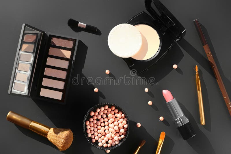 Diversos artículos del maquillaje en una opinión de top oscura del fondo fotografía de archivo libre de regalías Diversos artículos del maquillaje en una opinión de top oscura del fondo fotografía de archivo libre de regalías