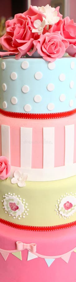 Bolo De Aniversário Rosa Giro Para Uma Garotinha Com Uma Princesa De  Gengibre Unicórnio Fondant Castle Arco-íris E Merengue Foto de Stock -  Imagem de chifre, alimento: 187648840