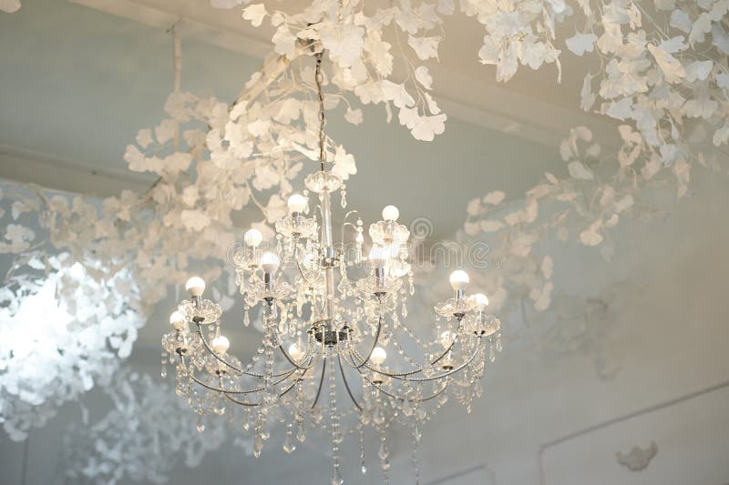 Diversos Candelabros De Cristal Sob O Teto Luxo E Luminosidade Imagem