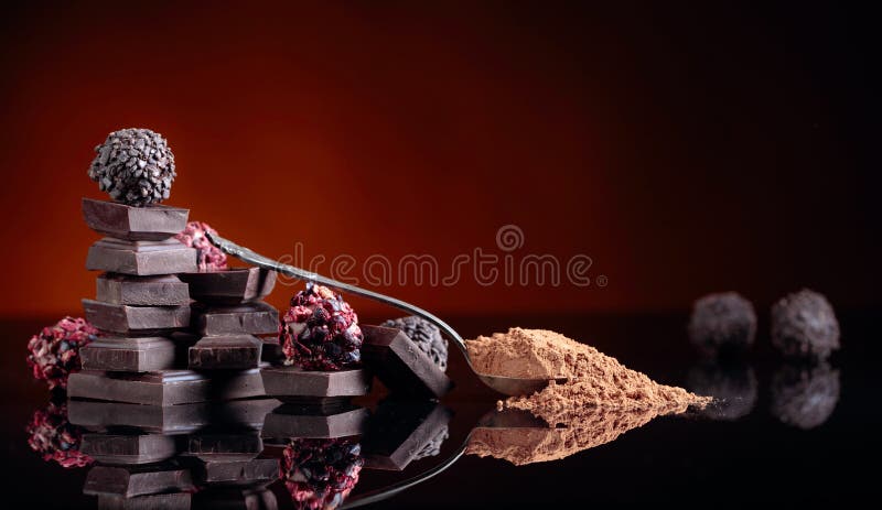 Diversos chocolates, pedaços de chocolate partidos e colher com cacau em pó foto de stock royalty free Diversos chocolates, pedaços de chocolate partidos e colher com cacau em pó foto de stock royalty free