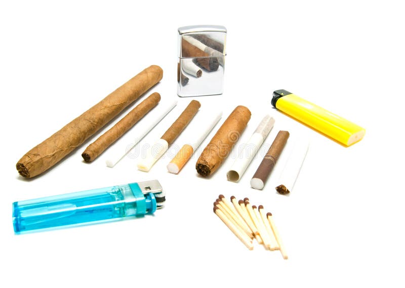 Diversos cigarrillos, partidos y encendedores imagen de archivo libre de regalías Diversos cigarrillos, partidos y encendedores imagen de archivo libre de regalías