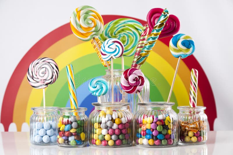 Diversos dulces y piruletas coloridos foto de archivo