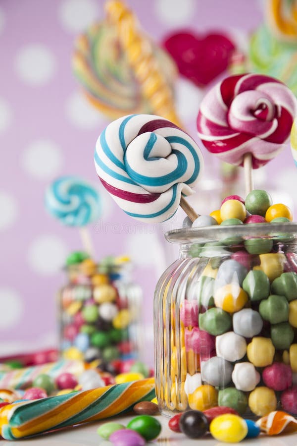 Diversos dulces y piruletas coloridos imagenes de archivo