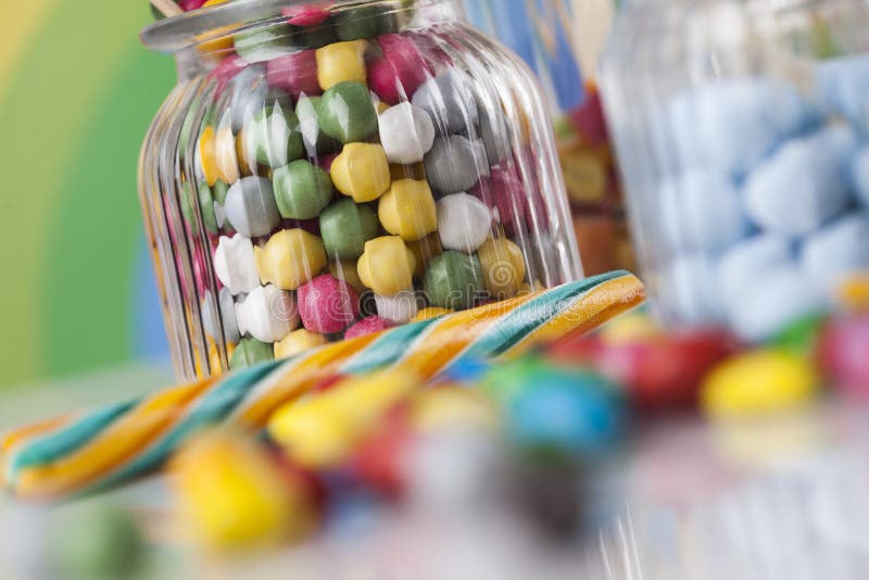 Diversos dulces y piruletas coloridos imágenes de archivo libres de regalías