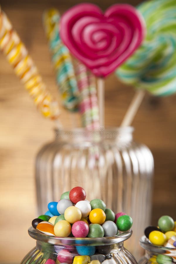 Diversos dulces y piruletas coloridos imagenes de archivo
