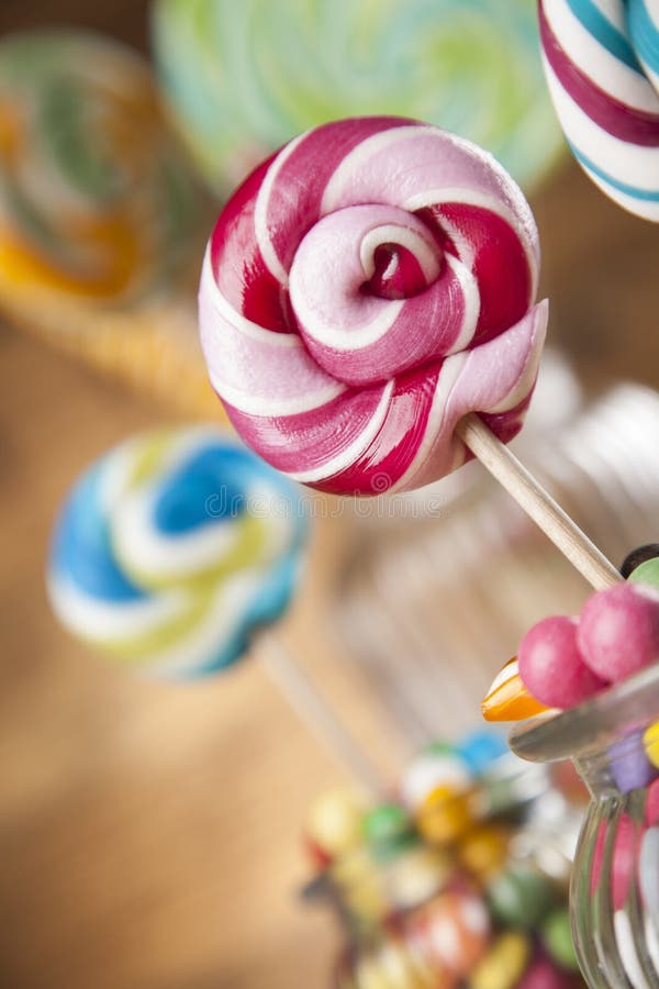 Diversos dulces y piruletas coloridos foto de archivo