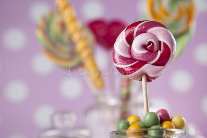 Diversos dulces y piruletas coloridos imágenes de archivo libres de regalías