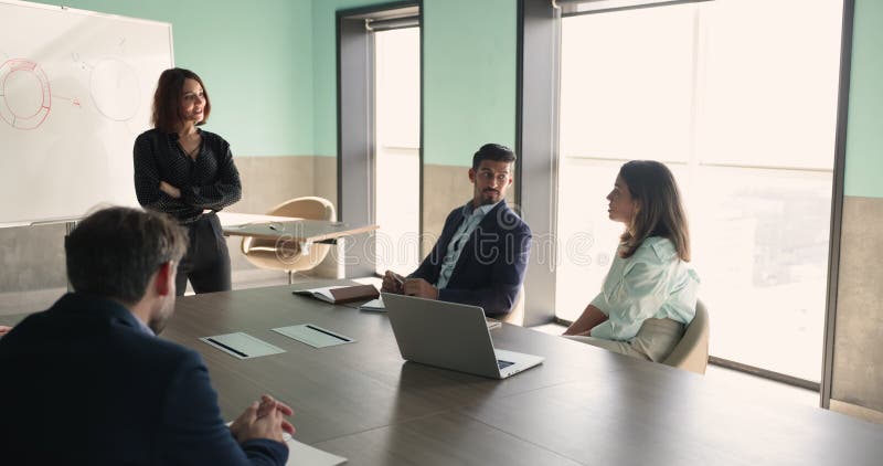 Diversos equipos de negocios hablando sobre la reunión de formación almacen de video