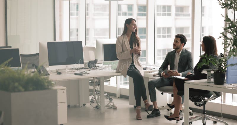 Diversos equipos de pequeñas empresas hablando en espacios abiertos metrajes
