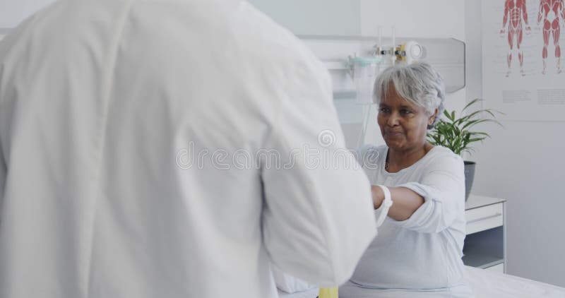 Diversos médicos masculinos hablan con fisioterapeutas y mujeres adultas y felices a cámara lenta metrajes