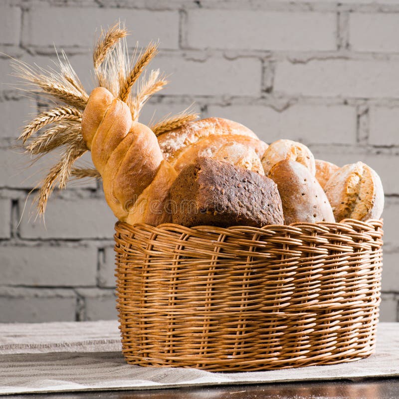 Diversos Tipos De Pan Fresco En Una Cesta Imagen de archivo Imagen de