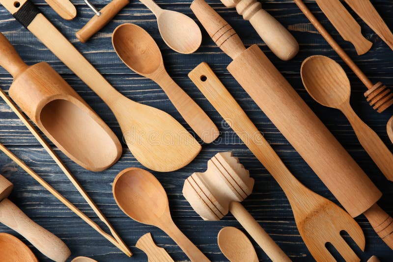Diversos utensilios de madera de la cocina foto de archivo Diversos utensilios de madera de la cocina foto de archivo