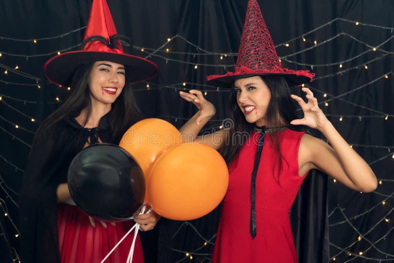 Divertido Dos Jóvenes Mujeres Usan Vestido Rojo Bruja Halloween Imagen de archivo - Imagen de lifestyle, partido: 227860457 Divertido Dos Jóvenes Mujeres Usan Vestido Rojo Bruja Halloween Imagen de archivo - Imagen de lifestyle, partido: 227860457