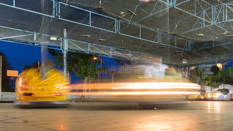 Divertimento com carros abundantes em um parque de diversões fotos de stock Divertimento com carros abundantes em um parque de diversões fotos de stock