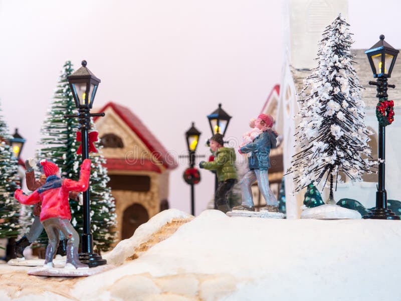 Ramo Da Árvore De Natal Sufocado Com Uma Queda De Neve. Fundo Do