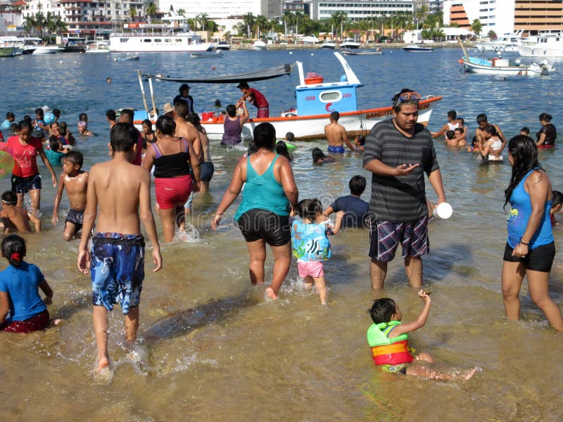 Divertimento di giorno di Natale alla spiaggia fotografia stock Divertimento di giorno di Natale alla spiaggia fotografia stock