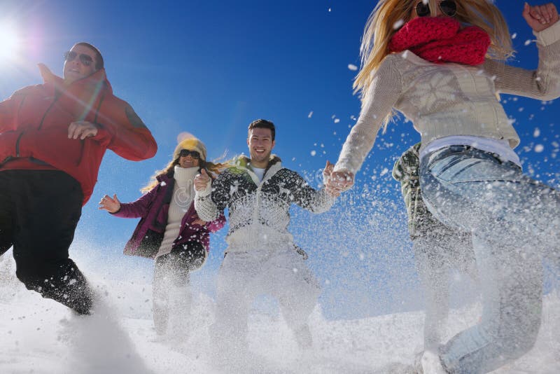 Divertimento di inverno con il gruppo dei giovani fotografia stock libera da diritti Divertimento di inverno con il gruppo dei giovani fotografia stock libera da diritti