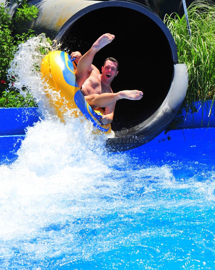 Divertimento do parque do Aqua - equipe a apreciação de um passeio da câmara de ar da água fotografia de stock Divertimento do parque do Aqua - equipe a apreciação de um passeio da câmara de ar da água fotografia de stock