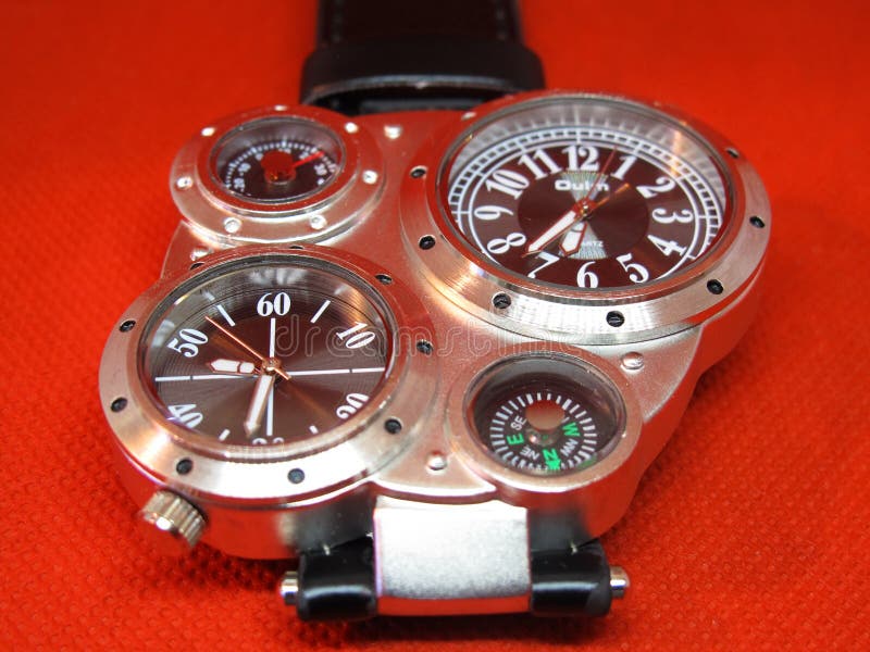 Divertimento ed orologio avanzato in studio immagine stock libera da diritti Divertimento ed orologio avanzato in studio immagine stock libera da diritti