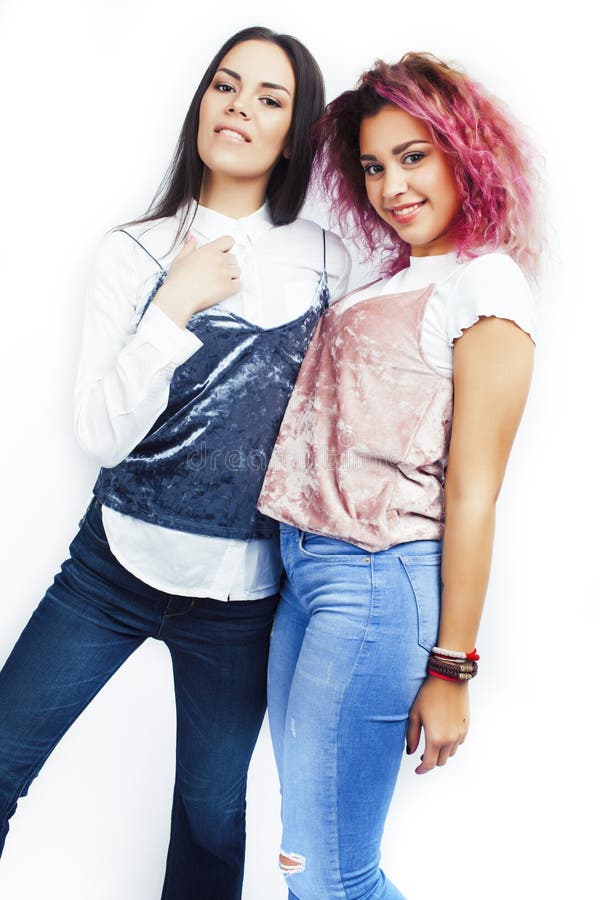 Divertiresi degli adolescenti dei migliori amici insieme, posante emozionale isolato su fondo bianco, asiatico ed abitante dell'A fotografia stock Divertiresi degli adolescenti dei migliori amici insieme, posante emozionale isolato su fondo bianco, asiatico ed abitante dell'A fotografia stock