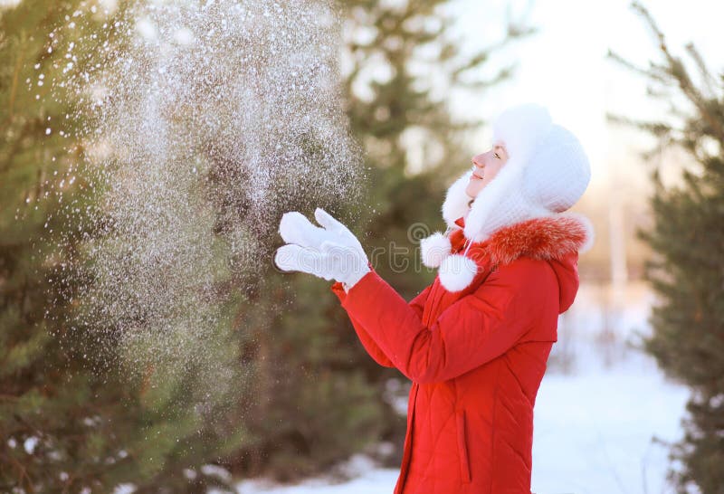 Divertiresi felice della donna getta sulla neve nell'inverno fotografia stock Divertiresi felice della donna getta sulla neve nell'inverno fotografia stock