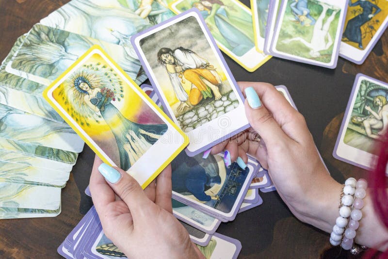 Divination par des cartes de tarot Le diseur de bonne aventure pr?voit le destin des cartes images libres de droits Divination par des cartes de tarot Le diseur de bonne aventure pr?voit le destin des cartes images libres de droits