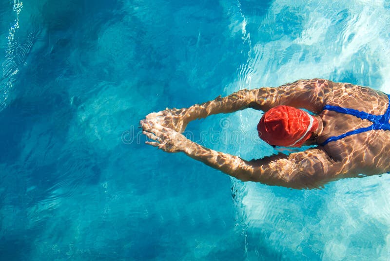 Atlético nadador es un buceo en nadar piscina.