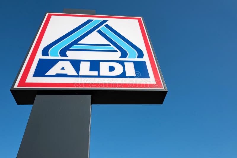 Divisão norte do sinal de Aldi contra o céu azul foto de stock royalty free
