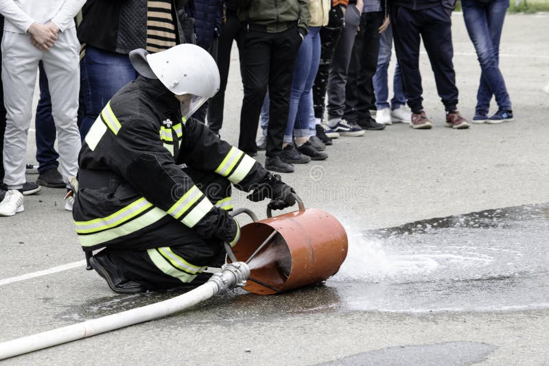 04 24 2019 Divnoye Stavropol territorium, Ryssland Demonstrationer av r?ddare och brandm?n av en lokal brandstation i royaltyfri foto 04 24 2019 Divnoye Stavropol territorium, Ryssland Demonstrationer av r?ddare och brandm?n av en lokal brandstation i royaltyfri foto