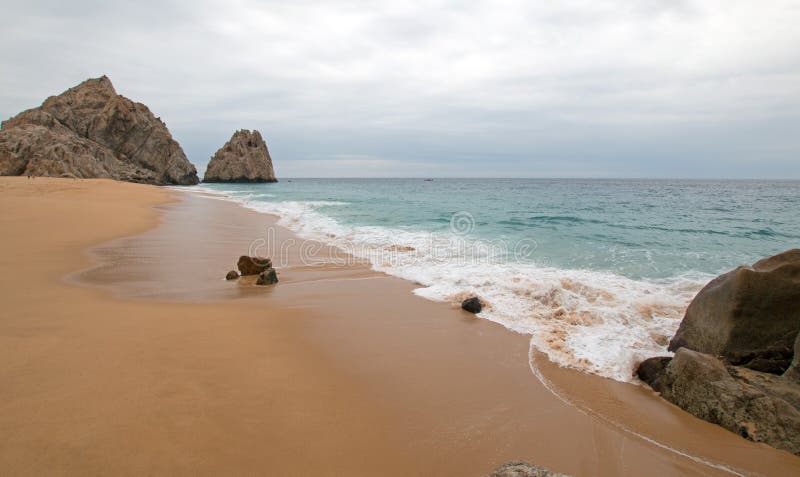 Divorzi la spiaggia dal lato pacifico delle terre si concludono in Cabo San Lucas nella Bassa California Messico immagine stock Divorzi la spiaggia dal lato pacifico delle terre si concludono in Cabo San Lucas nella Bassa California Messico immagine stock