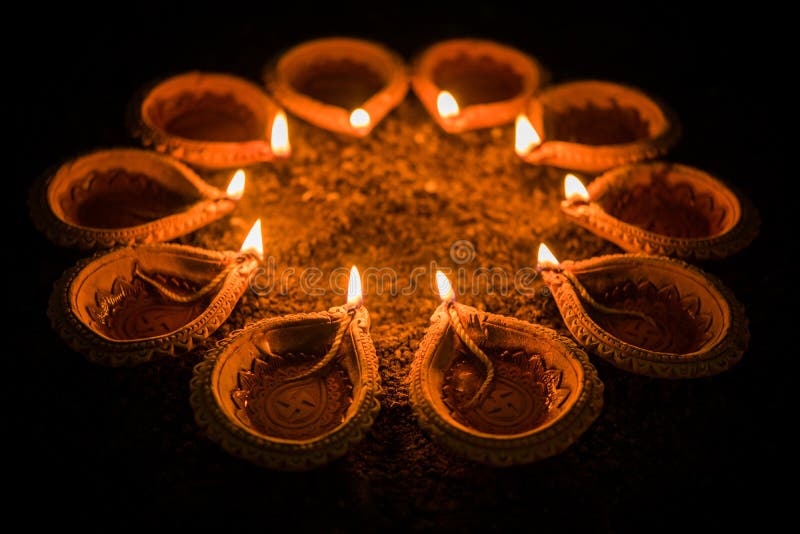 Diwali heureux et cercle de Diya - beaucoup de diyas de terre cuite ou de lampes à pétrole ont arrangé au-dessus de la surface d' photos stock Diwali heureux et cercle de Diya - beaucoup de diyas de terre cuite ou de lampes à pétrole ont arrangé au-dessus de la surface d' photos stock