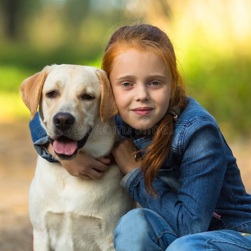 Dix ans de fille avec son chien Amour photo libre de droits