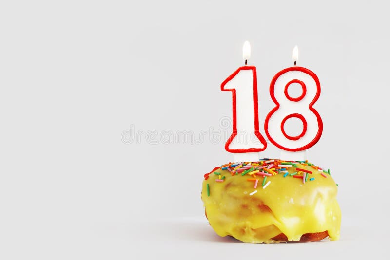 Dix Huit Ans D Anniversaire Petit Gateau D Anniversaire Avec Les Bougies Brulantes Blanches Avec La Frontiere Rouge Sous Forme De Image Stock Image Du Huit Petit Dix Huit Ans D Anniversaire Petit Gateau D Anniversaire Avec Les Bougies Brulantes Blanches Avec La Frontiere Rouge Sous Forme De Image Stock Image Du Huit Petit