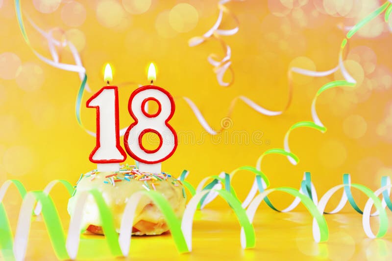 Dix Huit Ans D Anniversaire Petit Gateau Avec Les Bougies Brulantes Sous Forme De Numero 18 Photo Stock Image Du Bougies Forme Dix Huit Ans D Anniversaire Petit Gateau Avec Les Bougies Brulantes Sous Forme De Numero 18 Photo Stock Image Du Bougies Forme