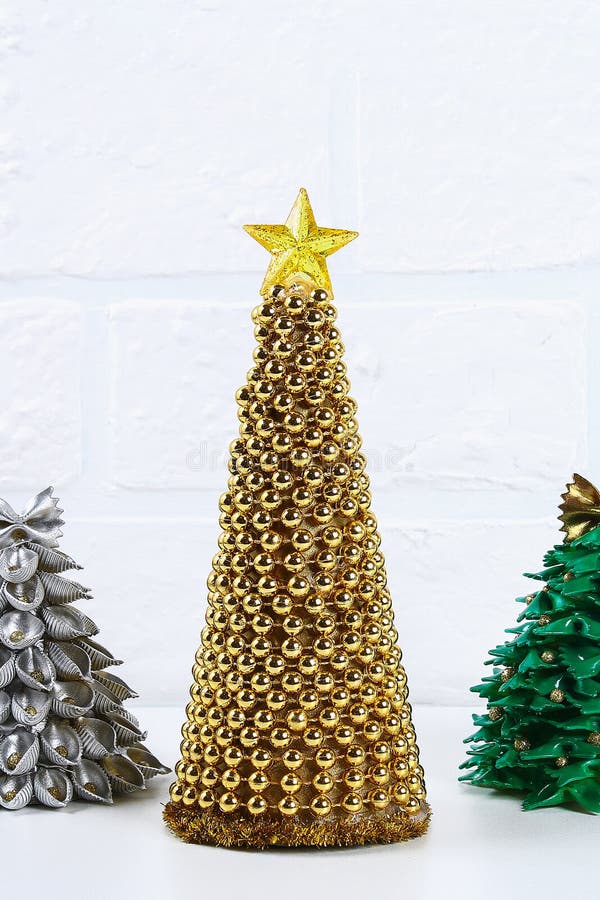 Diy Golden Christmas Tree from Beads Garland. Guide on the Photo