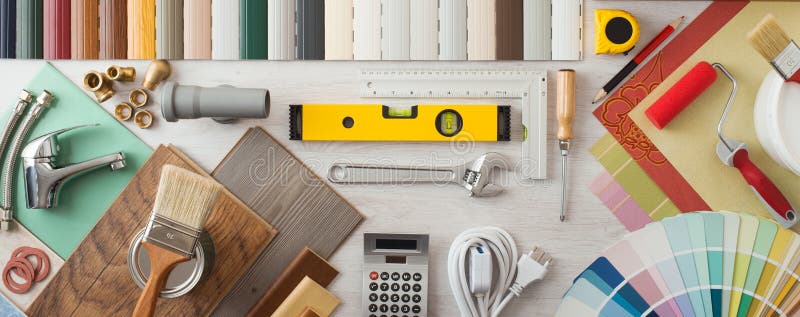 Do it yourself -, Renovierungs-und Bau-Konzept mit DIY-tools, hardware-und Farbfelder auf Holztisch, Ansicht von oben.