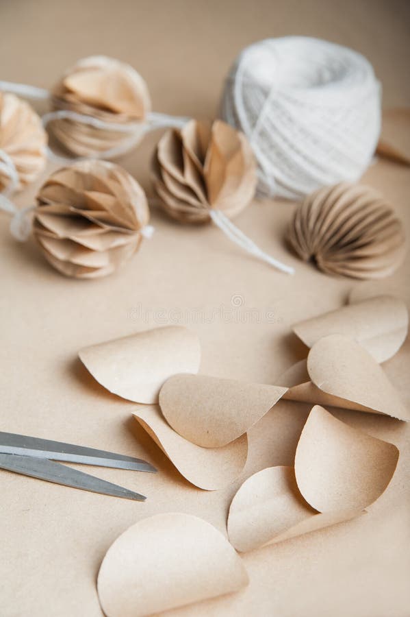 Diy scandinavia nórdica bolas de navidad de papel. año nuevo ecológico con decoración artesanal fotos de archivo