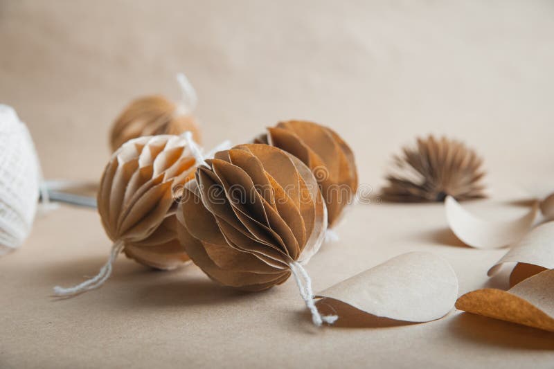 Diy scandinavia nórdica bolas de navidad de papel. año nuevo ecológico con decoración artesanal imagen de archivo libre de regalías