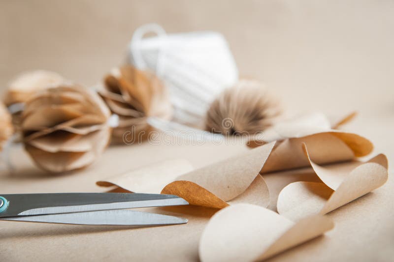 Diy scandinavia nórdica bolas de navidad de papel. año nuevo ecológico con decoración artesanal imagen de archivo libre de regalías