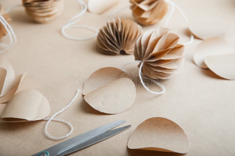 Diy scandinavia nórdica bolas de navidad de papel. año nuevo ecológico con decoración artesanal imágenes de archivo libres de regalías