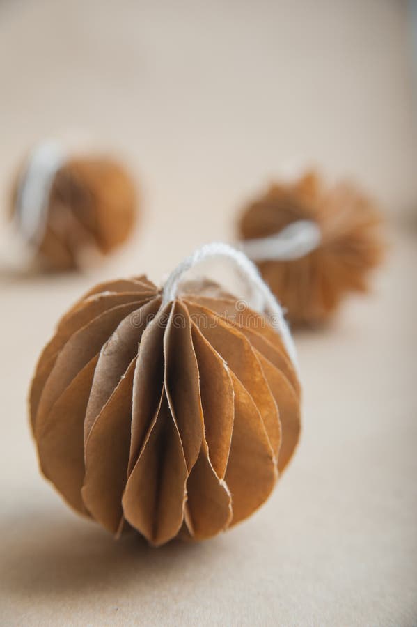Diy scandinavia nórdica bolas de navidad de papel. año nuevo ecológico con decoración artesanal fotos de archivo libres de regalías
