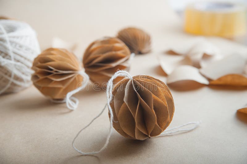 Diy scandinavia nórdica bolas de navidad de papel. año nuevo ecológico con decoración artesanal imagen de archivo libre de regalías
