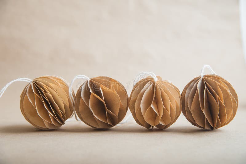 Diy scandinavia nórdica bolas de navidad de papel. año nuevo ecológico con decoración artesanal fotografía de archivo