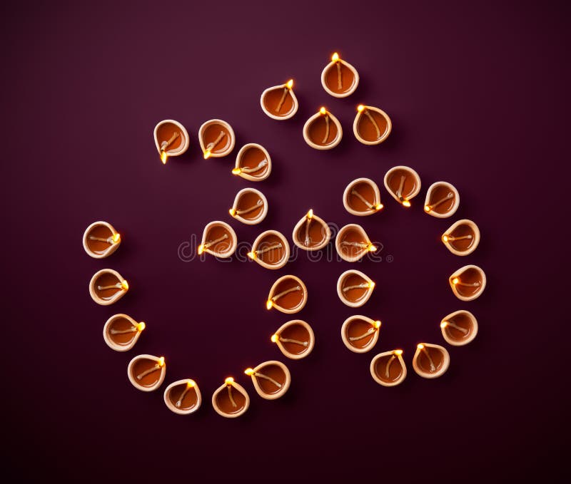 Diya Lamps Arranged in Form von OM lizenzfreie stockfotos Diya Lamps Arranged in Form von OM lizenzfreie stockfotos