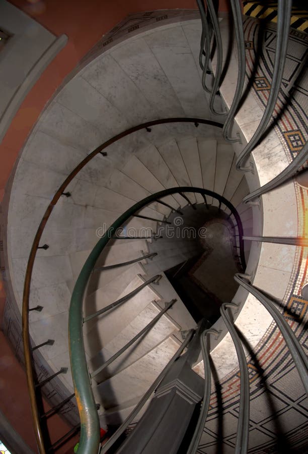 Dizzying винтовая лестница взгляда стоковая фотография