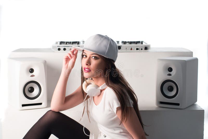 DJ atractivo de moda se vistió en la música de mezcla blanca imágenes de archivo libres de regalías DJ atractivo de moda se vistió en la música de mezcla blanca imágenes de archivo libres de regalías