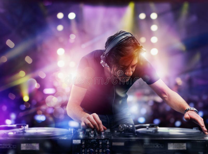 DJ bawi? si? muzyk? przy discotheque zdjęcia stock DJ bawi? si? muzyk? przy discotheque zdjęcia stock