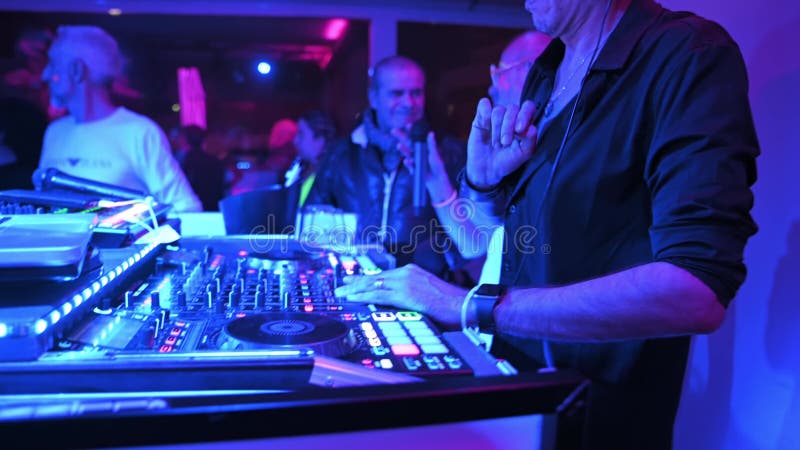 Dj in console mixato durante la notte in discoteca